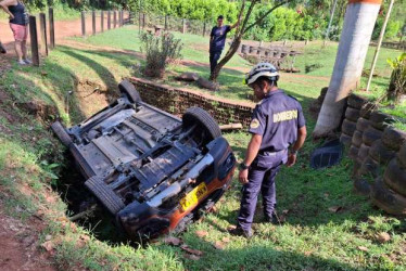 Así terminó el carro.