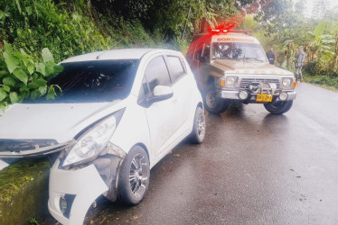 El vehículo chocó contra esta obra. Fotos de Bomberos.