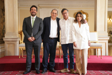 Foto | EFE | LA PATRIA  De los tres funcionarios que posesionó Gustavo Petro hace una semana, uno ya renunció, Jorge Rojas (segundo de izquierda a derecha). 