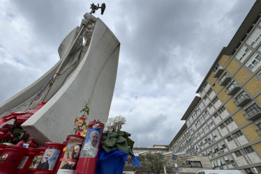 Velas y flores a las puertas del Hospital Gemelli de Roma donde permanece ingresado el papa Francisco, este miércoles.