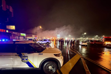 Agentes de policía en el lugar donde un avión se estrelló en la noche del viernes en las inmediaciones del centro comercial Roosevelt en la Avenida Cottman en Filadelfia