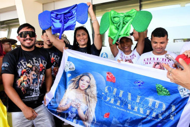 Seguidores de la cantante colombiana Shakira se reúnen en el aeropuerto Ernesto Cortissoz para recibir a la artista este martes, en Barranquilla (Colombia).