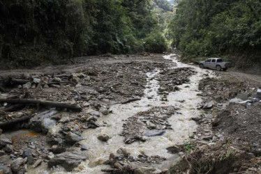 El vehículo rodó por una ladera en el sector del Espartillal. Seis personas viajaban en este.