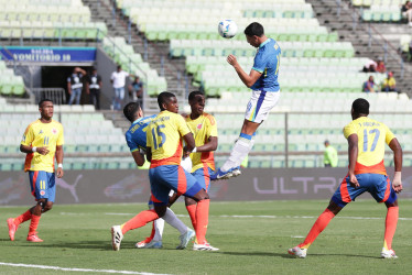 Iago Teodoro da Silva (arriba) de Brasil cabecea un balón este viernes, en un partido del hexagonal final del Campeonato Sudamericano sub-20 entre las selecciones de Colombia y Brasil en el estadio Olímpico de la Universidad Central en Caracas (Venezuela). 