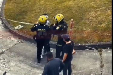 Foto cortesía Manizales Denuncia| LA PATRIA El guarda de seguridad quedó cansado, mientras la Policía detenía al motociclista