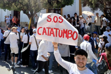 Un hombre sostiene una pancarta durante una manifestación para exigir el respeto a la vida y la paz en la región del Catatumbo.