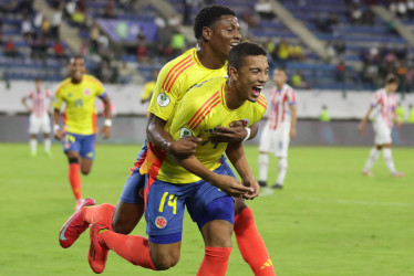 Jordán Andrés Barrera (delante) y Óscar Andrés Perea de Colombia celebran un gol este martes, en un partido del hexagonal final del Campeonato Sudamericano sub-20 entre las selecciones de Colombia y Paraguay, en el Estadio Nacional Brígido Iriarte en Caracas (Venezuela)