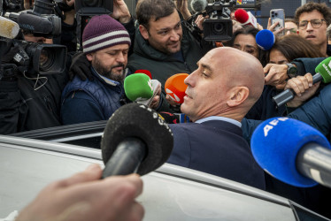 El expresidente de la Federación de Fútbol de España Luis Rubiales (c) rodeado de medios a su salida tras prestar declaración durante la sesión de este martes de su juicio por el beso que dio a la futbolista Jenni Hermoso tras la final del Mundial del 2023, en la Audiencia Nacional en San Fernando de Henares.