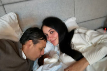 Felices, así se encuentran Catalina Mesa y su esposo, el exministro de las TIC Mauricio Lizcano, con su primer bebé. “Máximo como el gladiador. Llegaste a llenar de alegría el pilar de mi vida, mi familia”