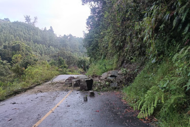 Las recientes lluvias en el Oriente de Caldas causaron caída de rocas en la vía entre Pensilvania y Manzanares, en el sector del aserrío de La Chalca.