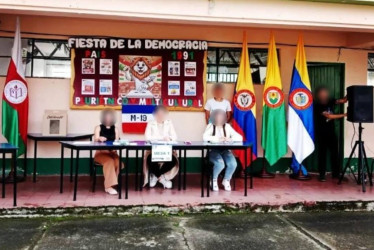 La bandera del M-19 fue colgada detrás del puesto de votación. 