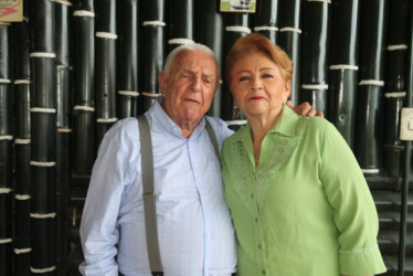 Gustavo Robledo Isaza, fallecido exalcalde de Manizales, junto a su esposa, Rosa Velásquez.