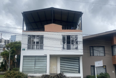 Esta casa esquinera es en la que se está realizando la construcción.