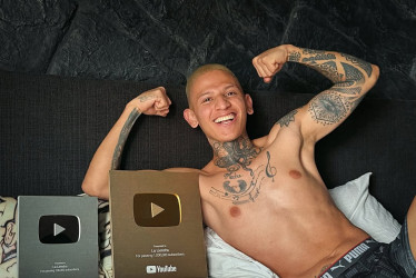 Con una foto en la que está acompañado por los botones de plata y de oro de YouTube, el influencer quindiano La Liendra celebró recientemente que superó el millón de suscriptores en la plataforma.