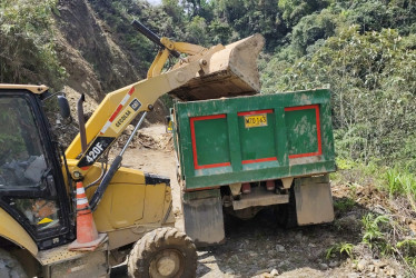 Maquinaria amarilla del departamento debe intervenir casi todos los días la vía Manzanares - Llanadas para despejar los derrumbes y habilitar el paso.