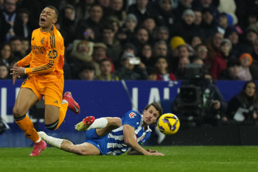 El delantero francés del Real Madrid Kylian Mbappé cae derribado en el partido que su equipo perdió 1-0 contra el Espanyol.