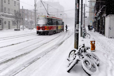 Un tranvía se descarriló en Toronto por la fuerte nevada de este 13 de febrero, la mayor en la ciudad canadiense desde el 2022.