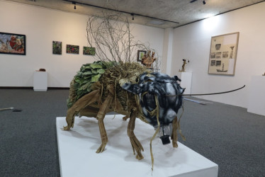 "Abeja sin paz con la naturaleza" de Nelson Javier Villamil Sanz, de Montenegro (Quindío). Es un ensamblaje de materiales reciclados, fibras naturales de plátano, madera y utensilios desechados.