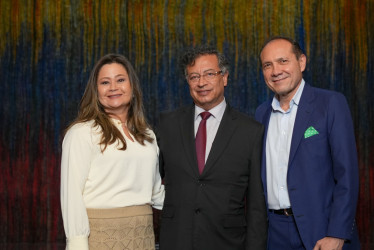 María Fernanda Rojas, ministra de Transporte; Gustavo Petro, presidente de Colombia, y Antonio Sanguino, ministro del Trabajo.