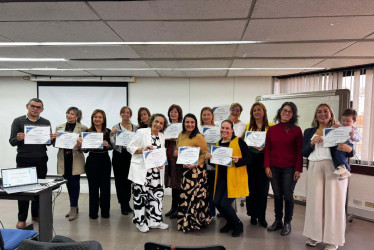 Representantes de los ocho colegios de Manizales recibieron el reconocimiento. 