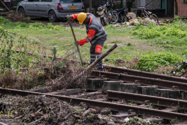 Los materiales del tren dejaron huérfanos a futbolistas que se quedaron sin una cancha en condiciones en una población de Caldas. Prometen devolverles el campo de fútbol tras dos décadas.