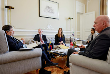 Fotografía cedida por la Presidencia de Colombia que muestra al mandatario colombiano, Gustavo Petro (i), hablando con el encargado de Negocios de la Embajada de los Estados Unidos en Colombia, John T. McNamara (d), durante una reunión de trabajo este jueves en Bogotá (Colombia).