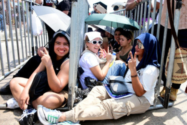 Los seguidores de Shakira esperando para entrar al estadio Metropolitano de Barranquilla. 