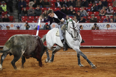 El rejoneador español Guillermo Hermoso de Mendoza lidia al toro 'Saleros' de 514 kg, este martes en la Plaza de Toros México.