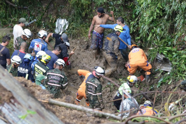 Decenas de personas participan desde este jueves en las labores de atención y búsqueda tras la emergencia ocurrida en zona rural de Villamaría (Caldas).