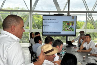 Henry Mesa, decano de la Facultad de Ciencias Agropecuarias de la Universidad de Caldas, expuso en La Dorada ante alcaldes del Magdalena centro el proyecto de Profesional en Producción Agropecuaria y Desarrollo Rural Sostenible.