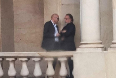 Fotografía cedida por la Unidad Nacional de Protección del 5 de febrero de 2025 que muestra al empresario español Xavier Vendrell (i) hablando con el jefe de despacho presidencial Armando Benedetti en Bogotá (Colombia). 