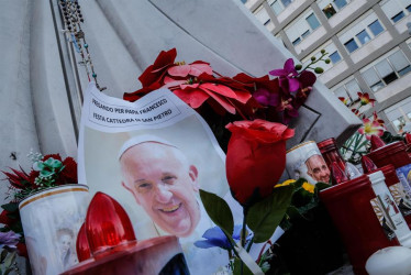  Fotos del papa Francisco a los pies de la estatua del papa Juan Pablo II enfrente del hospital Agostino Gemelli de Roma, donde el Sumo Pontífice permanece ingresado por octavo día consecutivo