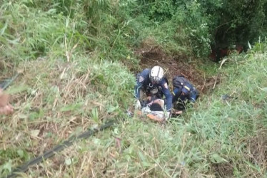 Dos mujeres sufrieron lesiones al quedar atrapadas dentro del vehículo que rodó por una ladera.