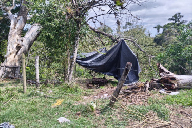 El trabajador de la finca terminó atrapado en un pozo junto con el animal.