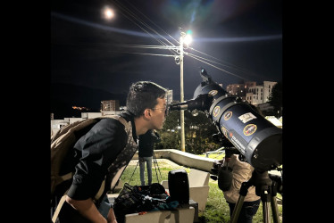 Observación de planetas por un telescopio en Manizales.