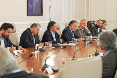 El presidente, Gustavo Petro (3i), junto al nuevo jefe de despacho, Armando Benedetti (4i), durante un consejo de ministros este martes (4 de febrero) en Casa de Nariño en Bogotá (Colombia). 