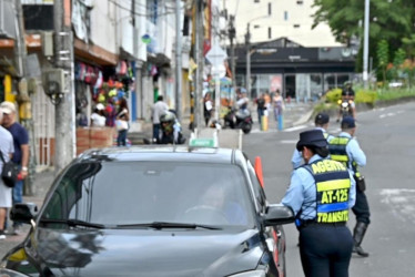 Con la cámara ANPR, que lee cien placas por segundo, los agentes de Dosquebradas pueden verificar si el vehículo no tiene la documentación al día.  