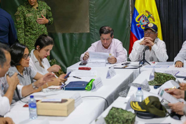 Gustavo Petro junto al ministro del Interior, Juan Fernando Cristo, durante un Consejo de Seguridad y Paz. 