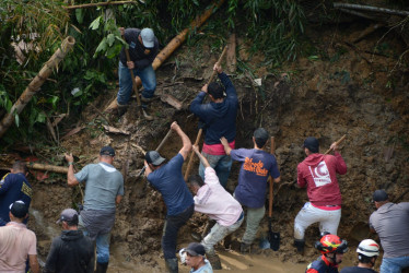 Labores de búsqueda y rescate en la vereda Los Cuervos, de Villamaría (Caldas), en donde encontraron sin vida a las dos personas.