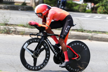 Fotografía cedida por la Federación Colombiana de Ciclismo que muestra al cundinamrqués Egan Bernal en competencia este jueves en Bucaramanga (Colombia). 