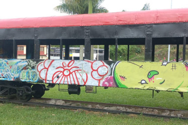 Este es el monumento el Último Vagón de la Estación del Ferrocarril que fue vandalizado en Armenia.