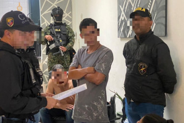 También incautaron un arma de fuego tipo revólver calibre 38, cartuchos calibre 38 y un proveedor de pistola 9 milímetros