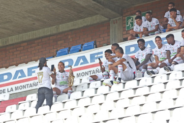 El saxofonista manizaleño Felipe Rave durante su interacción con el goleador del Once Caldas, Dayro Moreno.