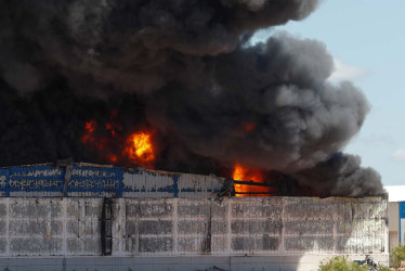 Incendio en la zona industrial Puerto Fénix, este sábado en Mariano Roque Alonso. 