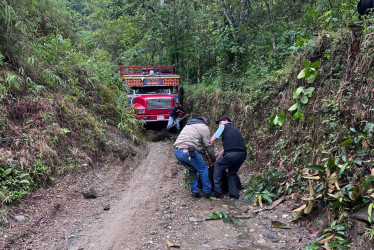 Pico y pala para llegar a Antioquia. 13 empresas invierten en 3,5 kilómetros de placa huella para enlazar un municipio de Caldas con la antigua autopista Bogotá-Medellín. En la misma ruta, una chiva se cayó al vacío años atrás.