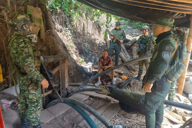 En los operativos, sobre el río Cauca, capturaron a 11 personas e incautaron maquinaria para la extracción de minerales.