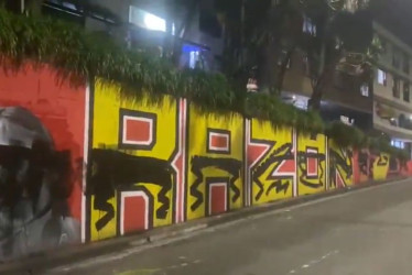 Así quedó parte del mural de 'Las cuchas tienen razón' en Manizales luego de que un concejal de Medellín intentara taparlo. 