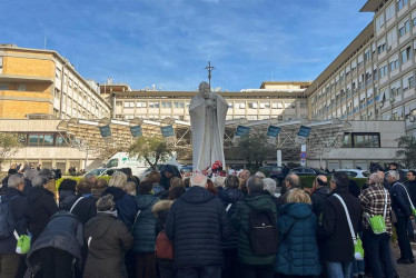 Un grupo de peregrinos de una parroquia de Turín (norte) reza frente al hospital Gemelli de Roma