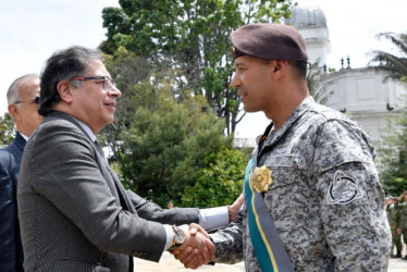 El presidente, Gustavo Petro, y el general Pedro Sánchez Suárez. 