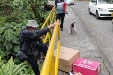 El primer desafío de don José Camilo es treparse por el barranco y sacar de su cambuche las cajas de cartón qué venderá para su primera comida del día.